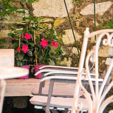 Wishing Well Garden Apartment